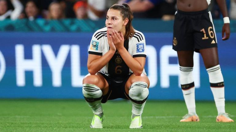 Die DFB-Frauen um Lena Oberdorf wissen derzeit noch nicht, wann und wie sie zurück nach Deutschland kommen.