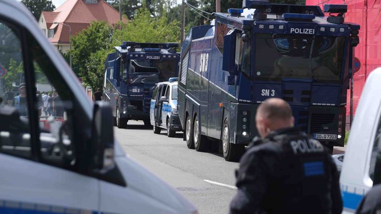 Nach dem Spiel zwischen dem FC Augsburg und Borussia Mönchengladbach löste sich ein Schuss aus einer Polizeiwaffe.