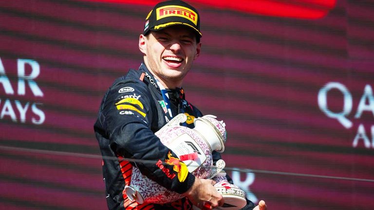 Der Siegerpokal von Max Verstappen ist nach auf dem Podium in Ungarn zerbrochen. Nun hat der Weltmeister einen neuen Pokal erhalten.