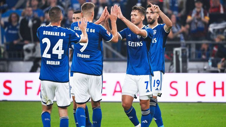 Die Schalke feiern das 2:0 gegen Kaiserslautern.