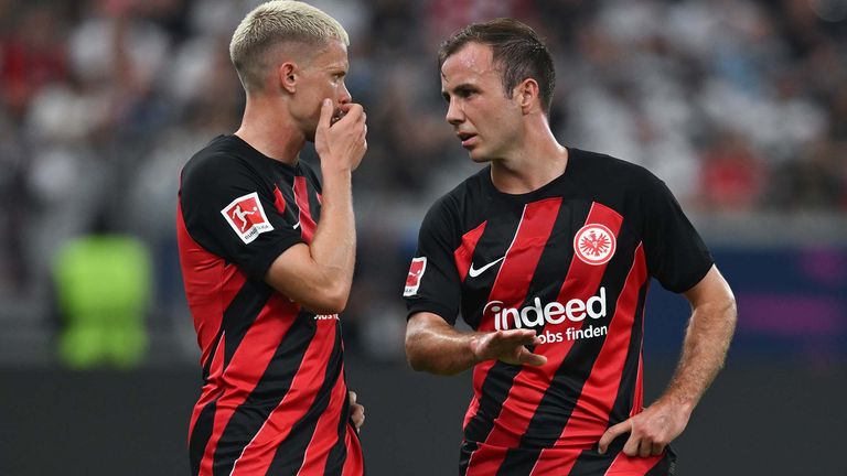 Philipp Max (l) und Mario Götze im neuen Heimtrikot von Eintracht Frankfurt. 