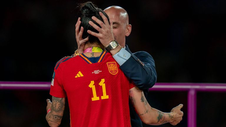 Die Aufregerszene nach dem Finale: Spaniens Verbandspräsident Luis Rubiales küsst Weltmeisterin Jenni Hermoso.