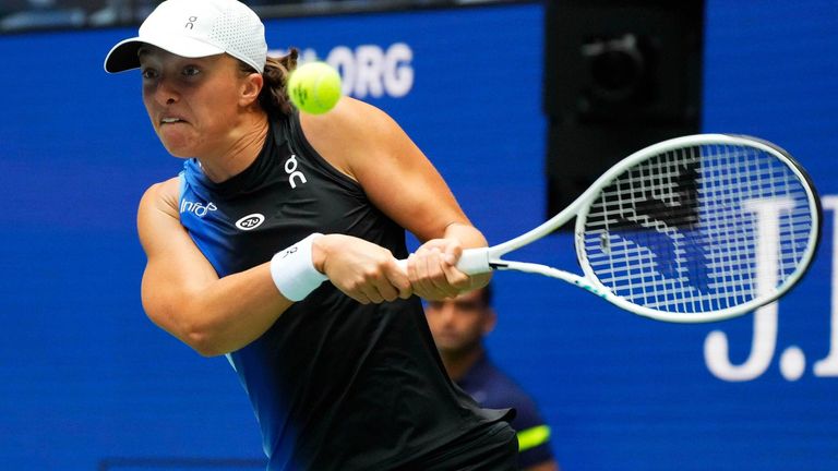 Die Weltranglistenerste Iga Swiatek hat ihre erste Runde souverän gemeistert.