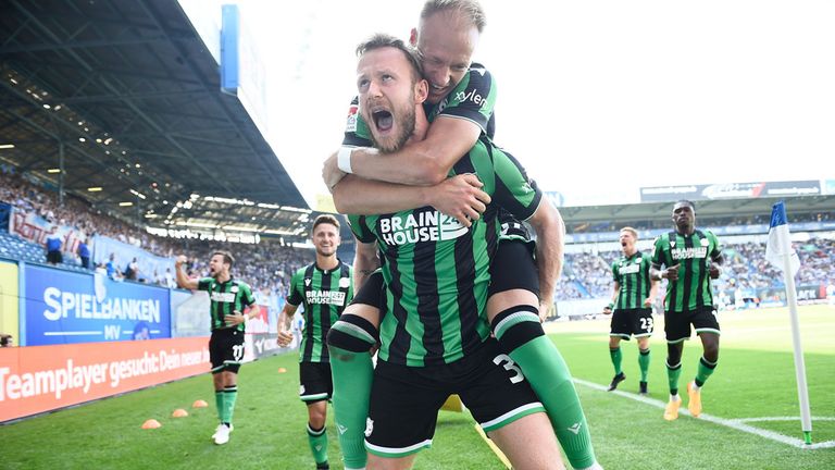 Cedric Teuchert schießt Hannover 96 bei Hansa Rostock zum Sieg.