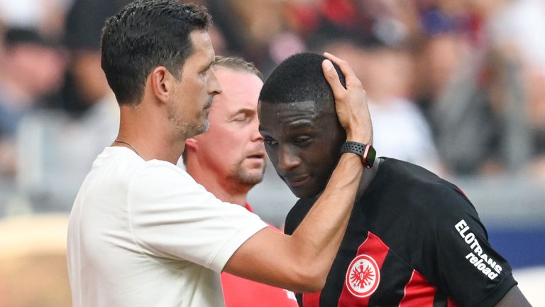 Frankfurt-Coach Dino Toppmöller (l.) reagiert auf den Streik seines Stars Randal Kolo Muani. 