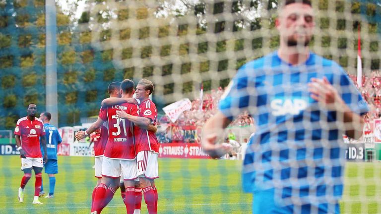 Robin Knoche jubelt mit seinen Mannschaftskollegen nach dem versenkten Elfmeter zum 1:0 gegen FC-Astoria Walldorf.