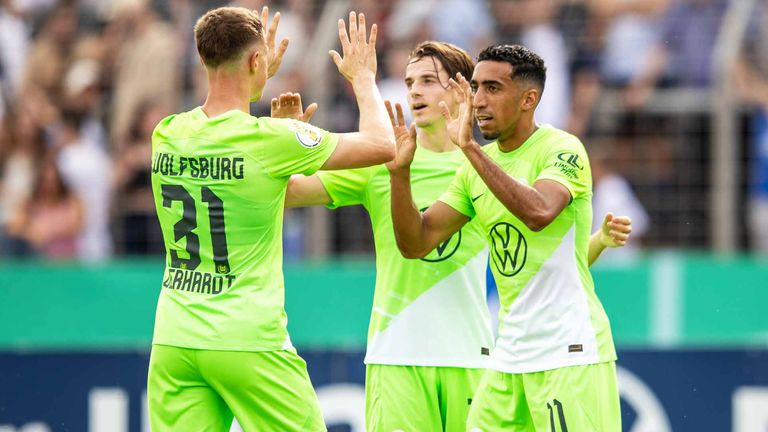 Der VfL Wolfsburg bejubelt seinen Sieg gegen Makkabi Berlin.