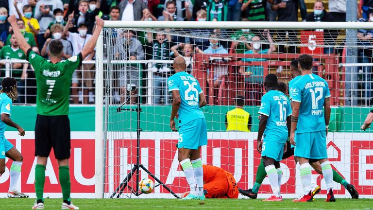 1. Platz: VfL Wolfsburg: 16-mal Erstrundenaus / zuletzt 2021/22 gegen Preußen Münster (gewertet 0:2)