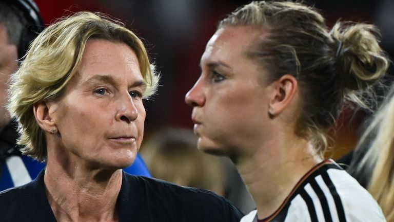 Bundestrainerin Martina Voss-Tecklenburg (2.v.r.) lässt ihre Zukunft nach dem WM-Aus der DFB-Frauen offen.