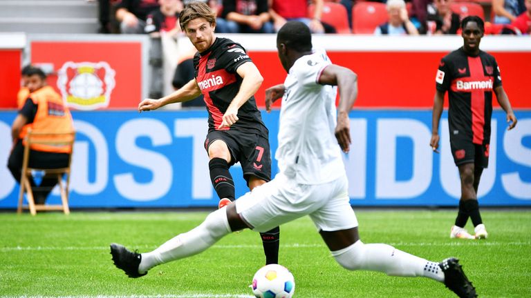 Leverkusens Jonas Hofmann (l.) im Testspiel gegen West Ham United.
