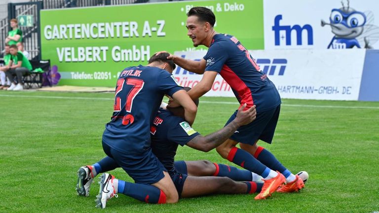 Die Spieler des Wuppertaler SV erweisen sich in dieser Saison als Last-Minute-Experten.