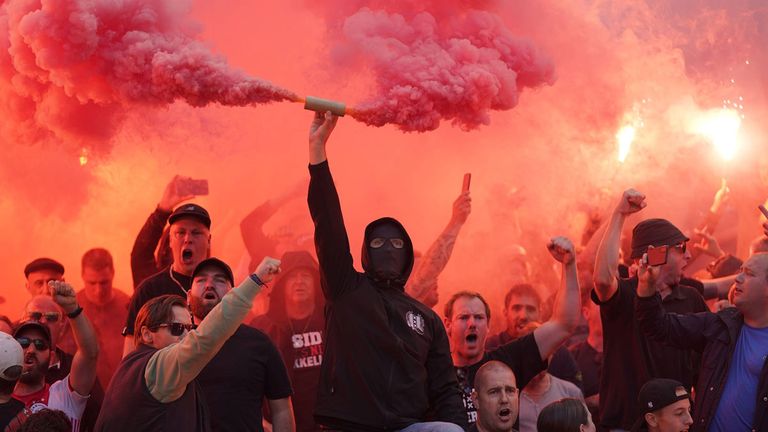 Die Fans von Ajax Amsterdam sorgen für unschöne Szenen beim Duell gegen Feyenoord Rotterdam.
