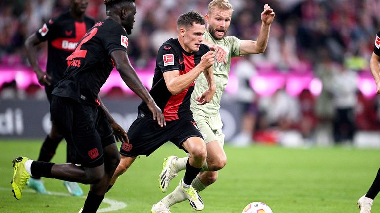 Leverkusens Florian Wirtz (2.v.r.) im Duell mit Bayerns Konrad Laimer.
