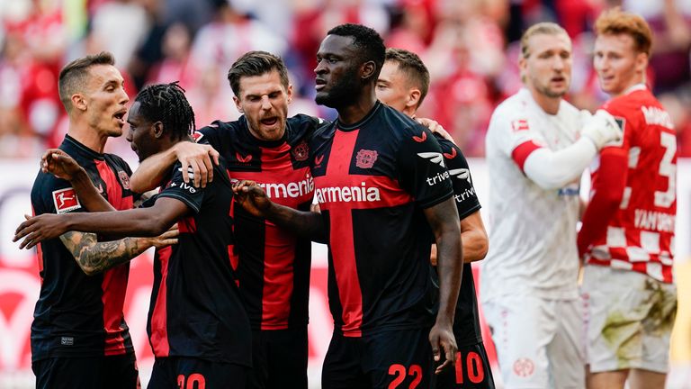 Bayer Leverkusen bejubelt den Treffer zum 1:0 beim FSV Mainz 05. 