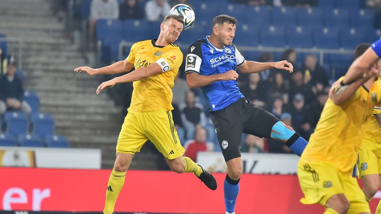 Semi Belkahia (r.) und Arminia Bielefeld bleiben nach der deftigen Pleite gegen Saarbrücken im Tabellenkeller stecken.