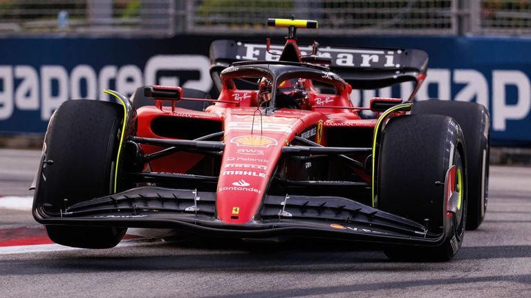 Carlos Sainz setzt mit seinem Ferrari die Bestzeit im 3. Freien Training in Singapur.