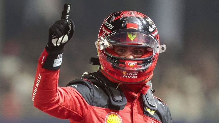 Carlos Sainz siegt dank einer starker und cleveren Performance beim GP von Singapur.