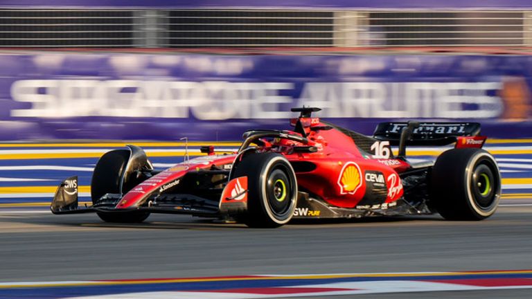 Ferrari-Pilot Charles Leclerc ist im 1. Freien Training in Singapur der Schnellste.