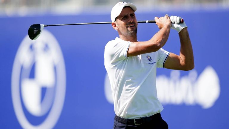 Tennis-Star Djokovic zeigt sein Talent mit dem Golfschläger.