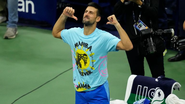 Novak Djokovic huldigt mit einem besonderen Shirt dem verstorbenen Kobe Bryant.