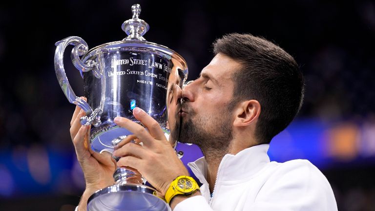 Novak Djokovic hat sich in den Siegerpokal der US Open verliebt.