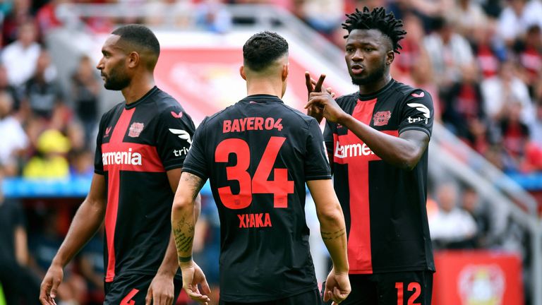 Edmond Tapsoba (r.) verlängert vorzeitig in Leverkusen.