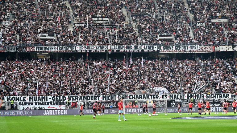 "Kohle Muani" - die Frankfurter Fans mit einem deutlichen Banner an Randal Kolo Muani.