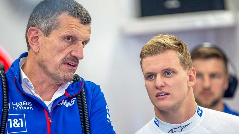 Mick Schumacher (r.) hat gegenüber Sky deutlich Kritik an seinem Ex-Teamchef Günther Steiner geübt.