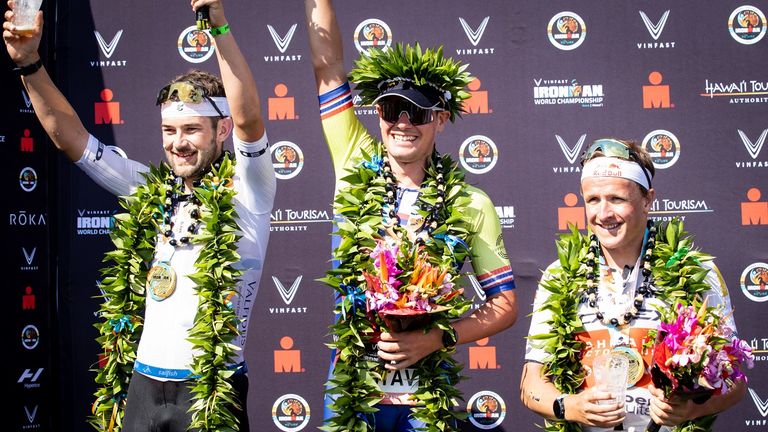 Der Norweger Gustav Iden (Mitte) hat den Ironman 2022 auf Hawaii in Rekordzeit gewonnen.