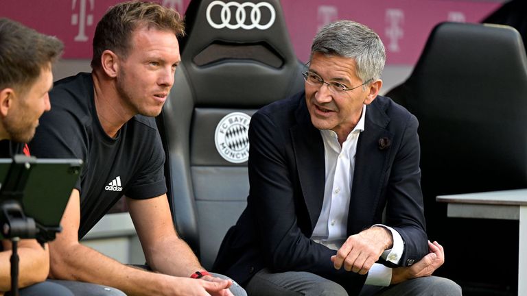 Herbert Hainer (r.) kennt Bundestrainer Julian Nagelsmann aus dessen Zeit beim FC Bayern München.