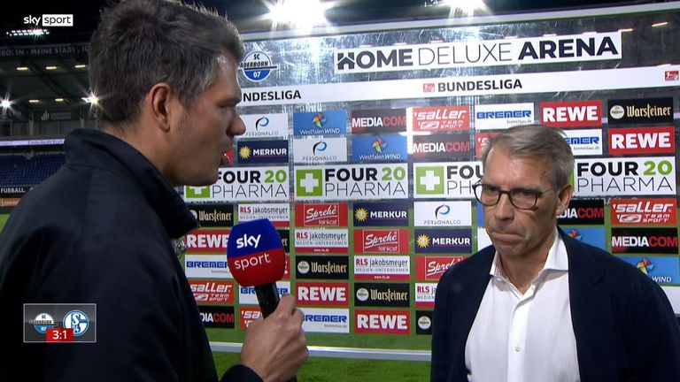 Schalkes Sportvorstand Peter Knäbel (r.) lässt am Sky Mikro kein gutes Haar an den S04-Profis. 