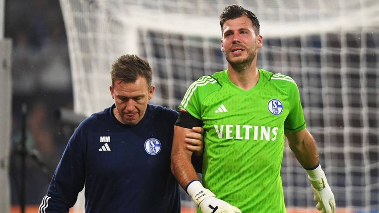 Großer Schock für Schalke: Keeper Marius Müller fällt monatelang aus.