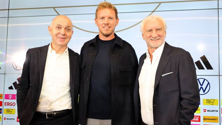 DFB-Präsident Bernd Neuendorf (l.) und Sportdirektor Rudi Völler (r.) präsentieren den neuen Bundestrainer Julian Nagelsmann (M.).