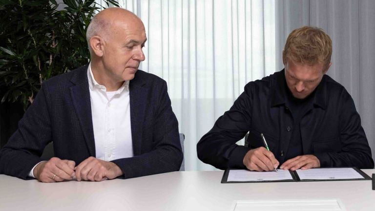 Julian Nagelsmann setzt seine Unterschrift unter dem DFB-Vertrag (Bildquelle: Thomas Böcker/DFB).