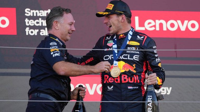 Max Verstappen (r.) und Red-Bull-Teamchef Christian Horner (l.) feiern den Gewinn der Team-WM.