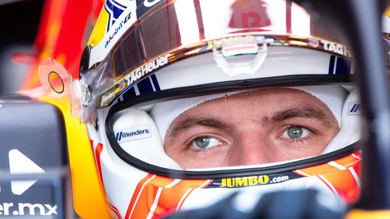 Max Verstappen (Red Bull) präsentiert in Monza seinen neuen Helm.