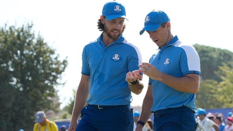 Rory McIlroy spielt auch am Samstag zusammen mit Tommy Fleetwood. Ab 8 Uhr seht ihr die beiden in unserem Livestream in ihrem Match gegen Justin Thomas und Jordan Spieth.