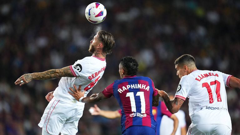 Ausgerechnet Ex-Real-Star Sergio Ramos unterläuft ein Eigentor gegen den FC Barcelona.