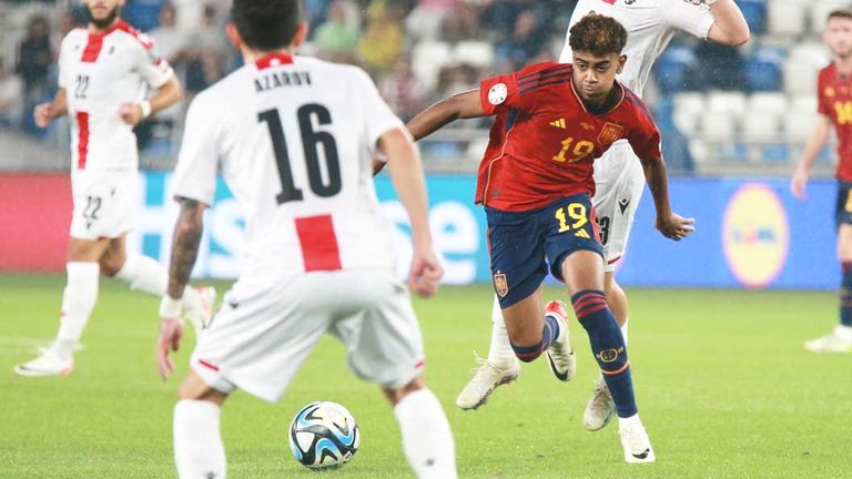 Spaniens Lamine Yamal (in rot) im EM-Qualifikationsspiel in Georgien in Aktion.