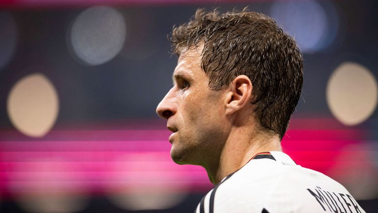 DFB-Doku zeigt: Thomas Müller richtet nach dem WM-Aus in Katar in der Kabine eindringliche Worte an seine Teamkollegen.