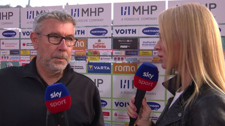 Union-Coach Urs Fischer (l.) stellt sich den Fragen von Sky Reporterin Britta Hofmann. 