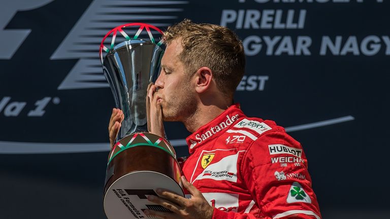Sebastian Vettel küsste zu seiner aktiven Zeit gerne die Pokale.