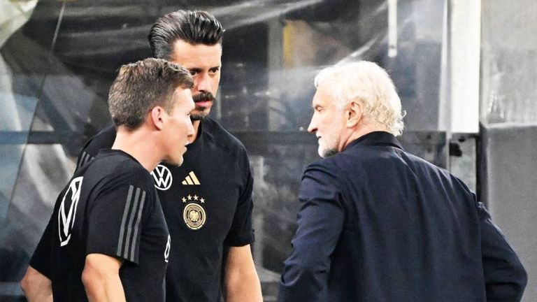 Das Trainer-Trio um Rudi Völler (r.) feierte gegen Frankreich einen wichtigen DFB-Sieg.