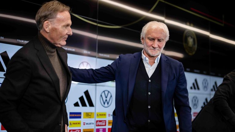 DFB-Sportdirektor Rudi Völler (r.) verteidigt das Nachwuchskonzept im deutschen Fußball.