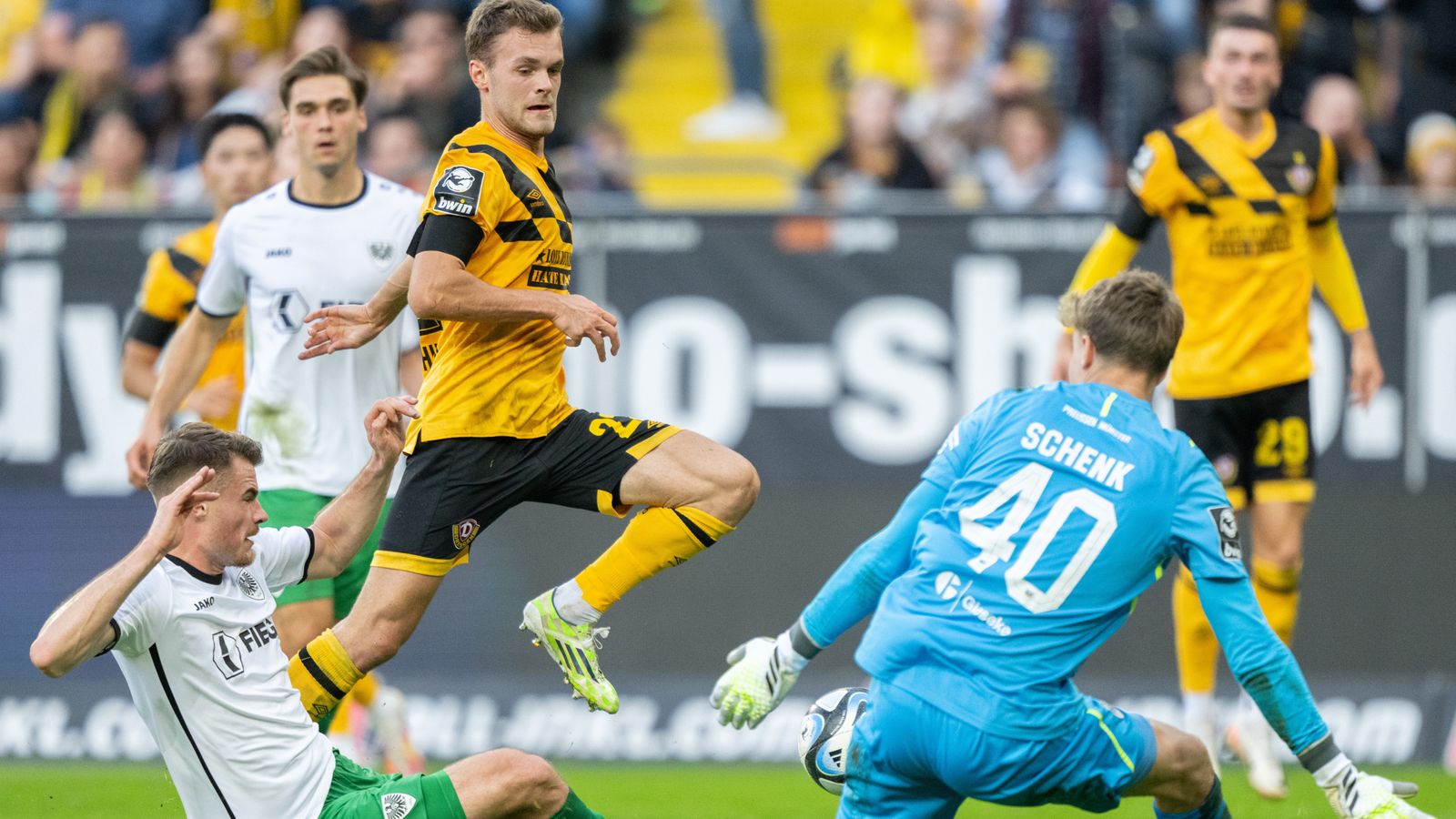 3. Liga: Dresden Bleibt An Der Spitze - 1860 Bezwingt Freiburg II ...