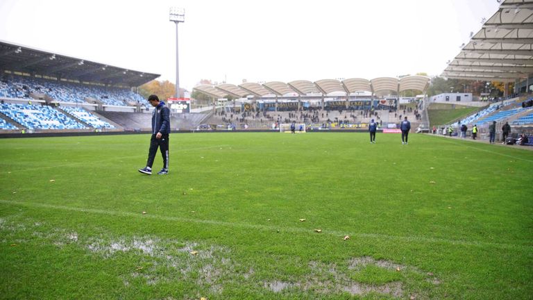 Starker Regen! Das Spiel zwischen Saarbrücken und Dresden ist abgebrochen worden.
