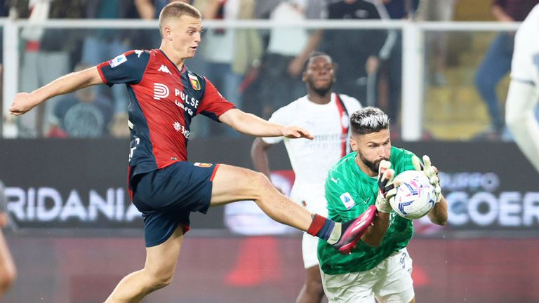 Milans Olivier Giroud (am Ball) glänzt auch als Torwart im Spiel beim FC Genua.