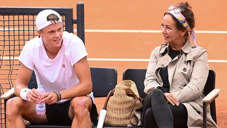 Tennis-Star Holger Rune (l.) mit seiner Mutter und Managerin Aneke Rune.