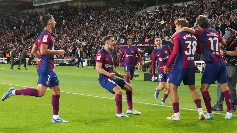 Die Spieler des FC Barcelona bejubeln das Siegtor gegen Athletic Bilbao.