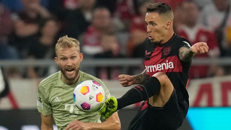 Kampf an der Bundesliga-Spitze: Der FC Bayern München mit Konrad Laimer (links) sitzt Bayer Leverkusen mit Alejandro Grimaldo im Nacken.